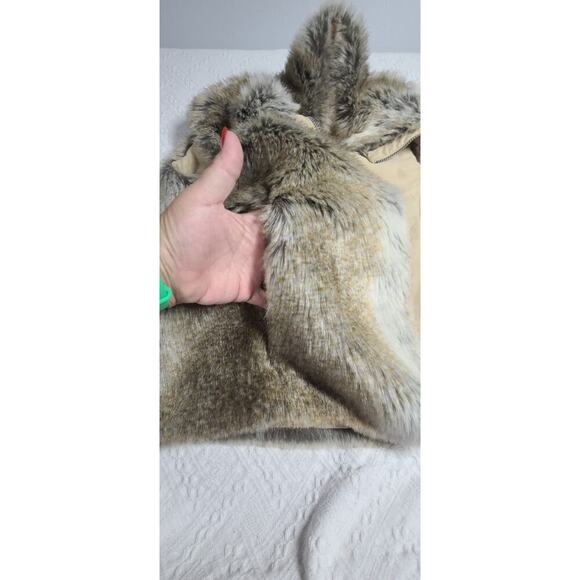 Women's weatherproof faux fur sleeveless coat. - Picture 7 of 15